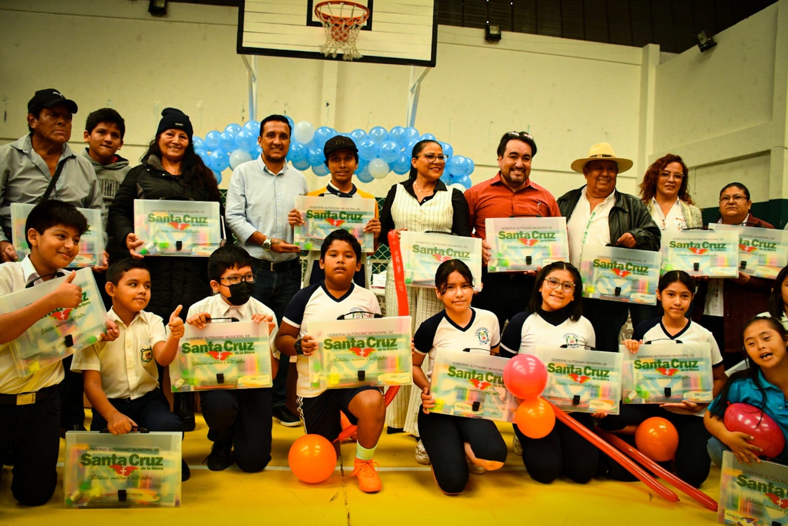 Más de 9 mil estudiantes del Distrito 4 reciben paquetes de útiles escolares