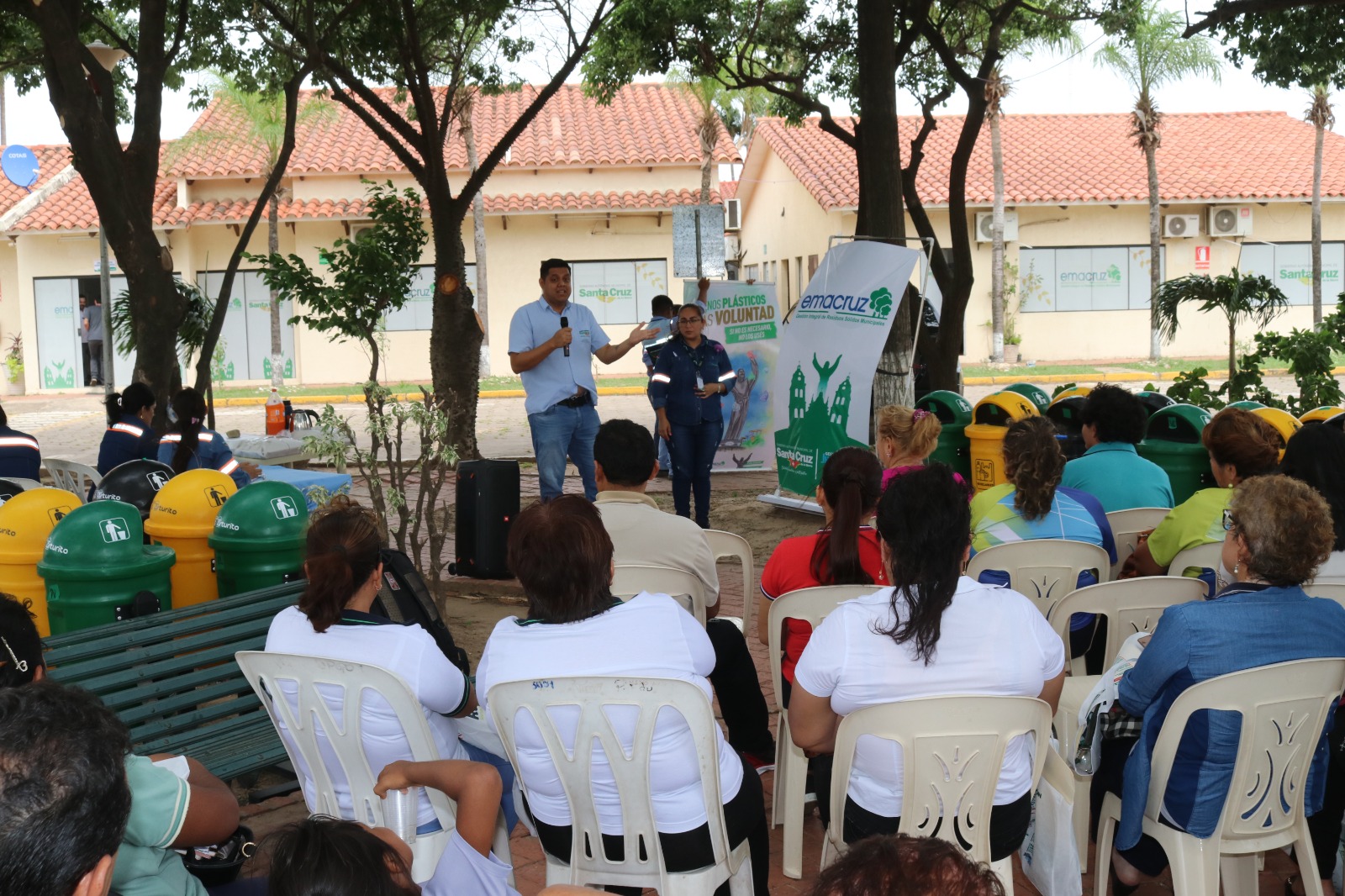EMACRUZ ENTREGA BASUREROS DIFERENCIADOS A UNIDADES EDUCATIVAS