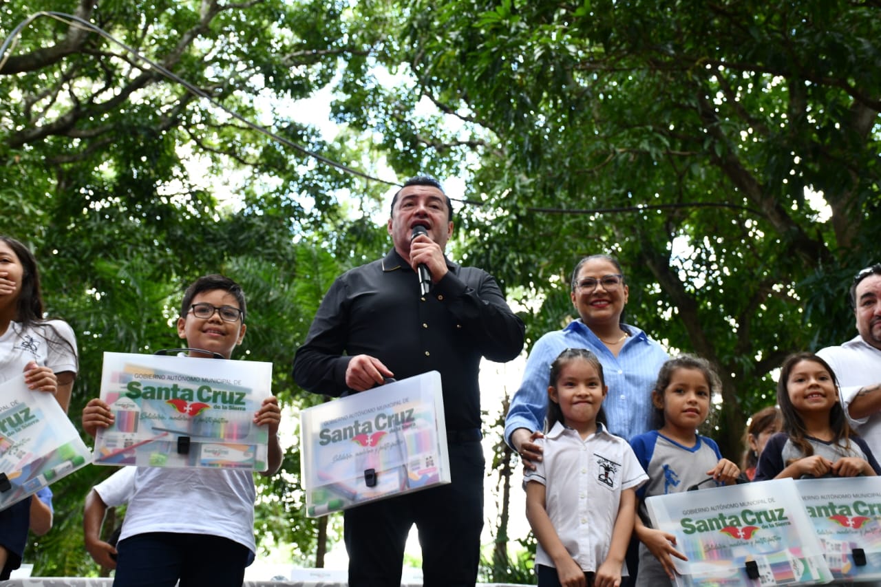 Alcaldía de Santa Cruz de la Sierra Inicia la entrega de paquetes de útiles escolares para más de 220.000 estudiantes