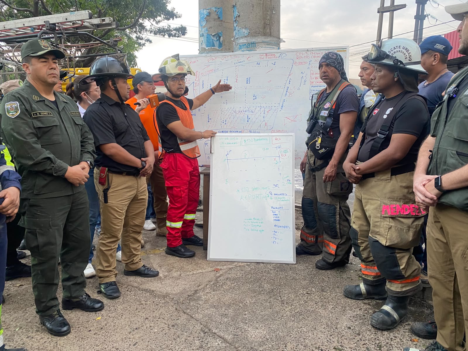 Imagen de noticia: Alcaldía reporta un 70% de contención del incendio en barrio lindo y estima 10 horas más de trabajo para su liquidación total