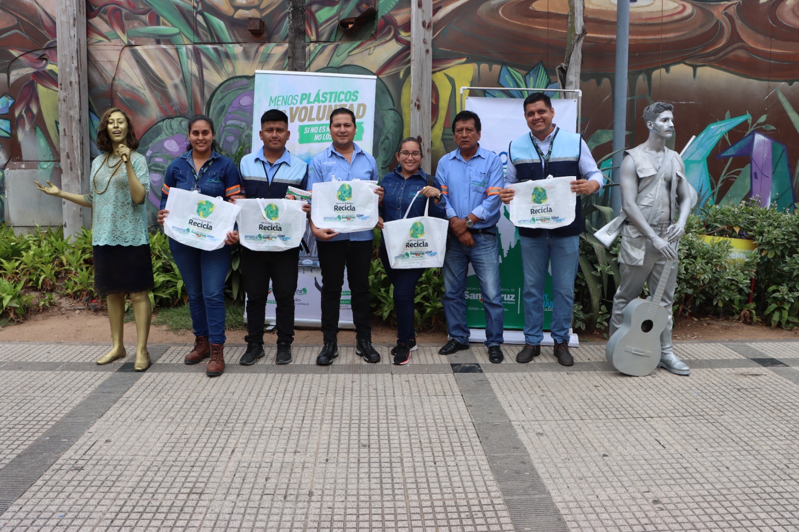 ESTATUAS VIVIENTES DAN EL PUNTAPIÉ INICIAL A LA CAMPAÑA: MENOS PLÁSTICOS, MÁS VOLUNTAD