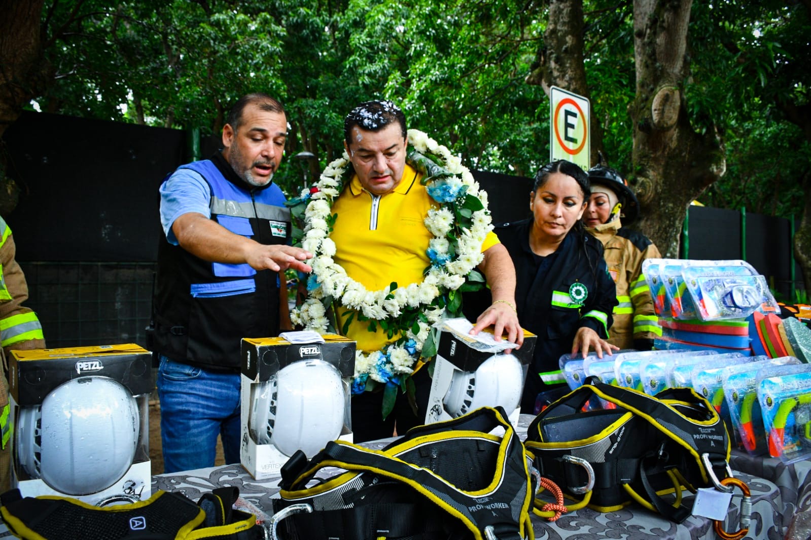 Santa Cruz de la Sierra recibe la primera donación de equipos para bomberos municipales